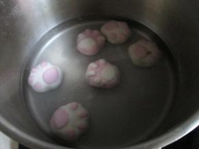 锅里放水，开锅后该小火，煮上汤圆，煮到浮起来就熟了。