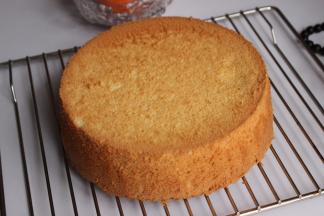 上下火140度烤10分钟改成150度再烤50分钟，即可拿出放凉。