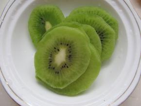 猕猴桃去皮切片。