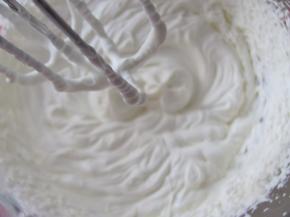 奶油加白糖打发到可裱花的状态。
