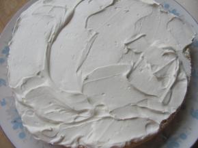 拿一片蛋糕，抹上奶油，放上猕猴桃。