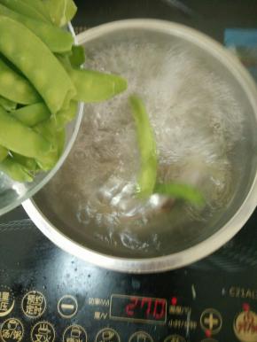 锅里放水，加入适量油和盐烧开，把荷兰豆放进去焯水。