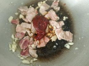 加入耗油、辣椒酱和少许白糖。