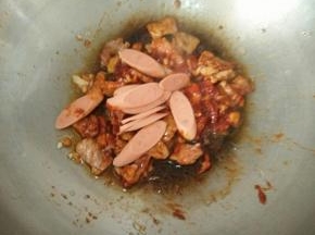 放入火腿肠。翻炒片刻。