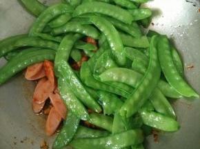 加入荷兰豆和少许盐。