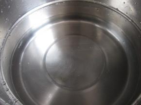 锅里放入纯净水。