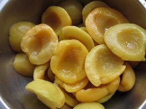 去核去皮处理的黄桃，这个是纯手工操作的，不含任何的添加剂，做好后速冻保存，在任何时候都可以吃的到原汁原味的黄桃，在黄桃丰收的季节也可以自己做了冻在冰箱里。