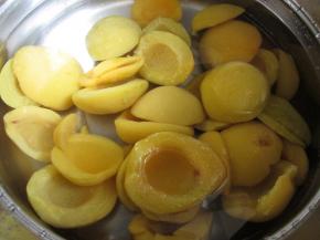 加入处理好的黄桃。