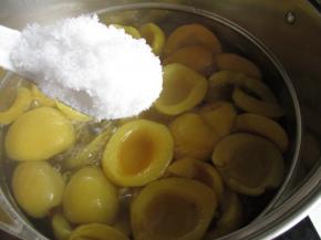 加入白糖（也可以加入冰糖更好），大火烧开。