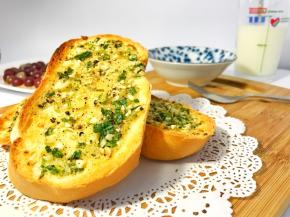 因为尖头面包本身外壳就比较硬，烤起来酥脆，香飘四溢了。