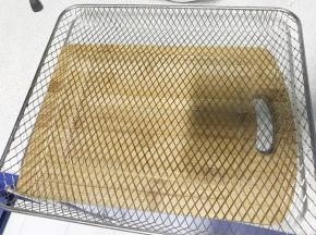 烤面包片我们用这种烤网，这样的烤网，水分挥发容易，更容易酥脆。