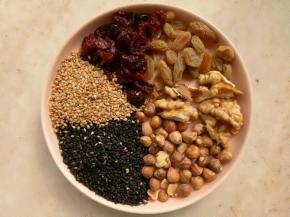 先做汤圆馅，准备材料。