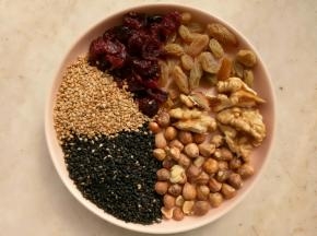 先做汤圆馅，准备材料。