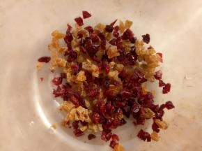 蔓越莓和葡萄干减成小碎碎。