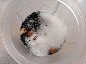 蔓越莓和葡萄干减成小碎碎。