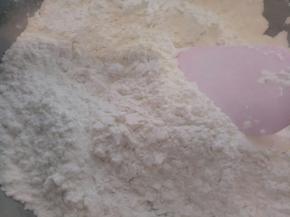 糯米粉加入开水，简单翻拌均匀。