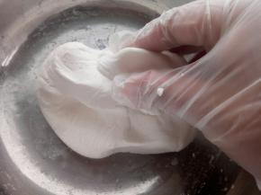 揉成团，像耳垂一样柔软就可以了。