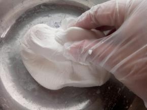 揉成团，像耳垂一样柔软就可以了。