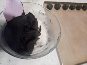 把馅分成8克一份，团成小团放烤盘上。