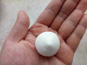 取12克面团，搓成球