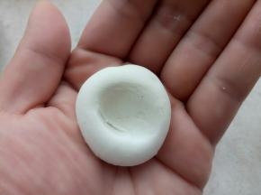 用拇指按个坑