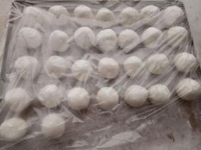 烤盘盖保鲜膜，包好一个放入一个防止干裂。