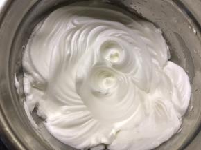 蛋清滴入几滴柠檬汁，分三次加入细砂糖，用电动打蛋器打发至硬性发泡，即打蛋头提起后有直立小尖角的程度