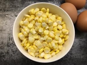 玉米洗净拨粒