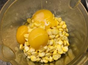 玉米放入料理机，加入蛋黄喝牛奶将食材打成细腻的泥