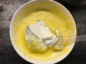 取1/3蛋白霜加入蛋黄糊中翻拌均匀