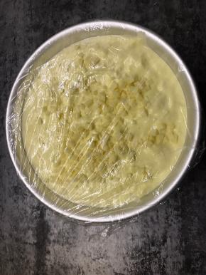 盖上锡纸或保鲜膜，用牙签戳几个洞，冷水上锅，烧开后大火蒸25分钟，焖5分钟后出锅，也可入烤箱烘烤