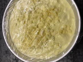 盖上锡纸或保鲜膜，用牙签戳几个洞，冷水上锅，烧开后大火蒸25分钟，焖5分钟后出锅，也可入烤箱烘烤