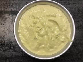 将面糊倒入模具中，轻震模具，使面糊均匀分布，震出大气泡