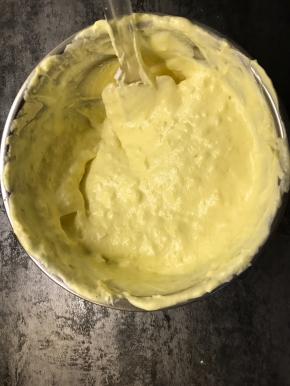 将混合好的面糊倒入蛋白霜中翻拌均匀