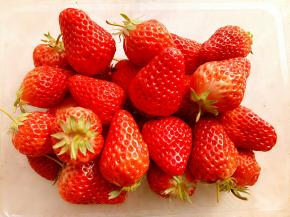 准备新鲜的草莓（实际就用两个）哈哈