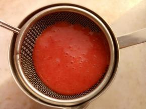 把打好的草莓汁过筛