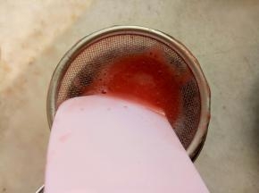 如果不好过筛用刮刀辅助一下。直接筛入小锅里。