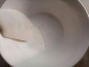 因为我过筛后的草莓汁重量是58.5克，所以我用了6.5克的水来调6.5克的澄粉（也就是说澄粉的量是水量的10%）