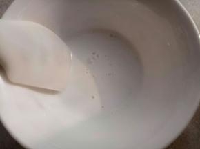 因为我过筛后的草莓汁重量是58.5克，所以我用了6.5克的水来调6.5克的澄粉（也就是说澄粉的量是水量的10%）