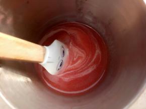 把调好的澄粉倒入草莓汁里搅均