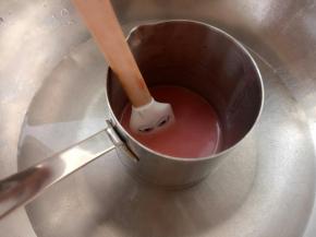 隔水加热，用刮刀搅拌，我看了一下时间。3-4分钟就可以了。