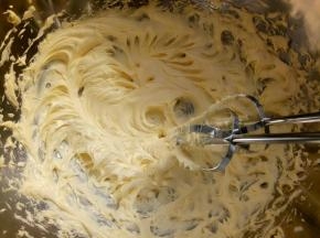 黄油室温软件用打蛋器打至发白（最好用韩国白黄油，这样做出来的奶油霜比较白）