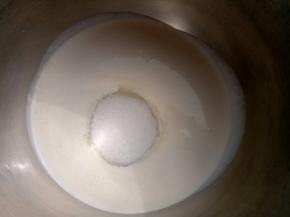 取“100克”淡奶油加入30克砂糖（看好了，先取100克）