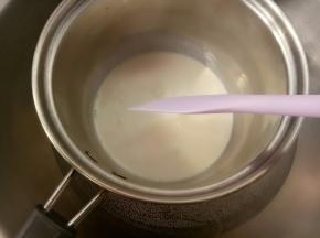 隔水加热至砂糖溶化，关火。