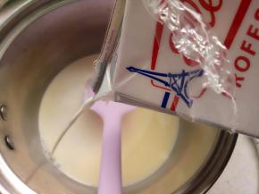 不用等放凉直接再往里加入200克的淡奶油