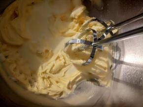 分多次加入到之前打好的黄油里，加一次打均再加下一次。