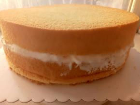 蛋糕胚的制作这里就不说了，之前已经上传过了。我喜欢中间夹一层奶油。