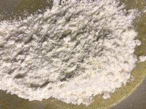 将打好的玉米鸡蛋混合物倒入大盆中，筛入低筋面粉