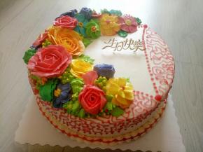 在蛋糕上面挤半圈奶油（这步我忘了拍照了）这是为个固定花的，然后把挤好的花从冰箱里取出来堆在挤好的奶油上，在把有空隙的地方稍微装饰一下就可以了。