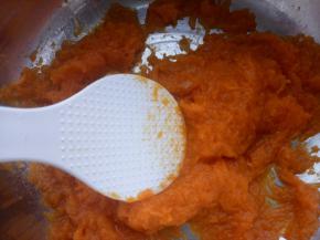 蒸熟后压成泥（可以用料理机打成泥，那样更细腻些）